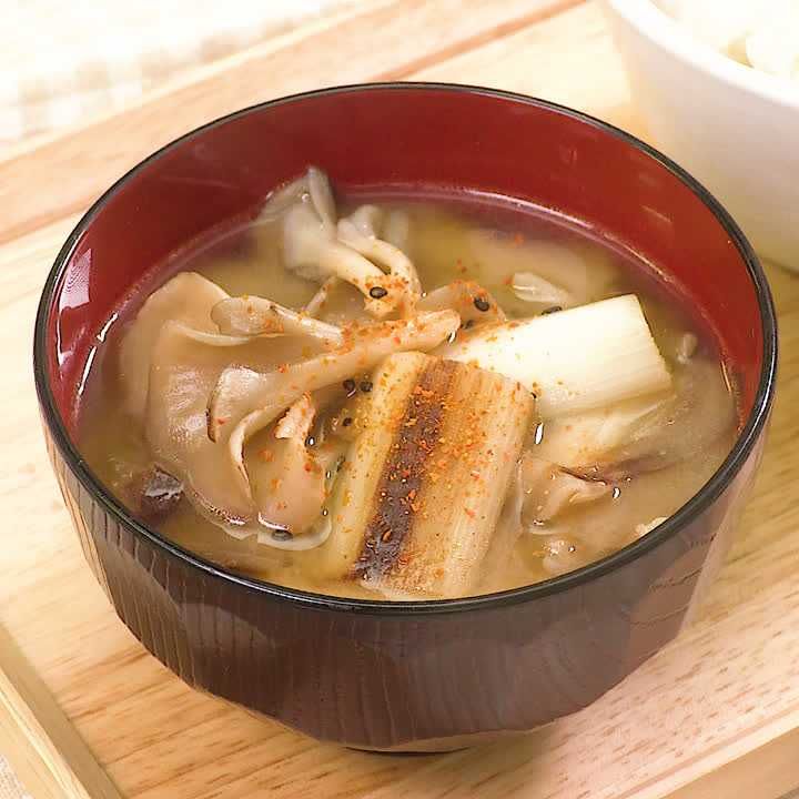 トロッとあま い 焼きねぎと舞茸の味噌汁のレシピ動画 作り方 Delish Kitchen