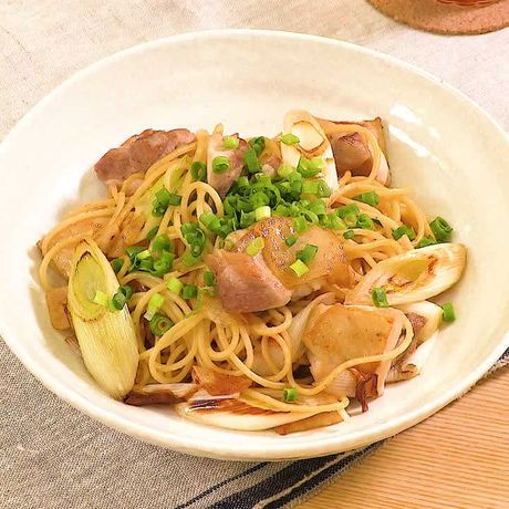 香ばしい チキンと長ネギの焦がししょうゆパスタのレシピ動画 作り方 Delish Kitchen