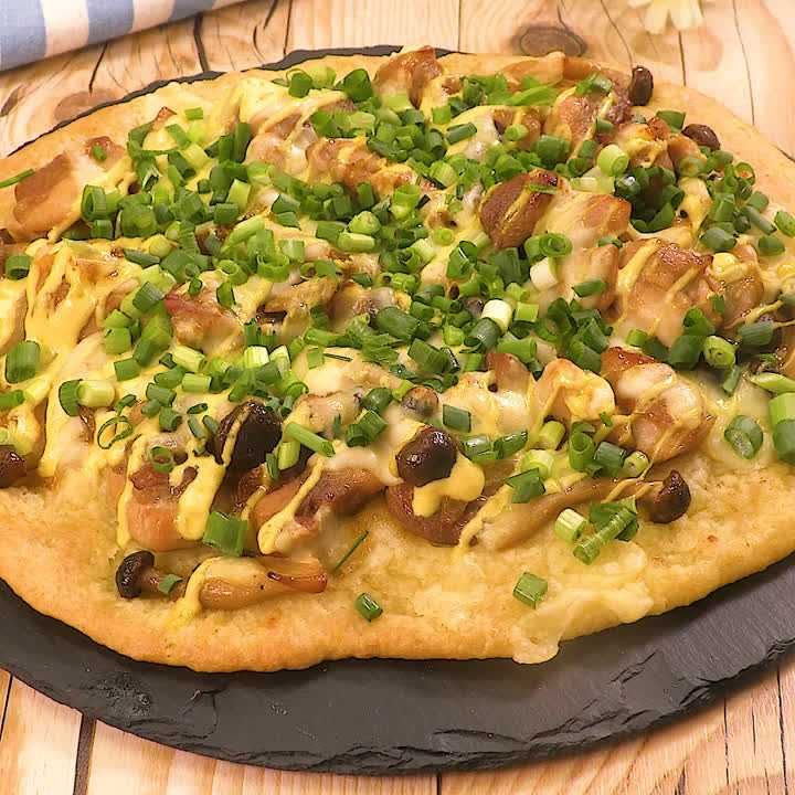 たっぷりきのこの照り焼きピザ