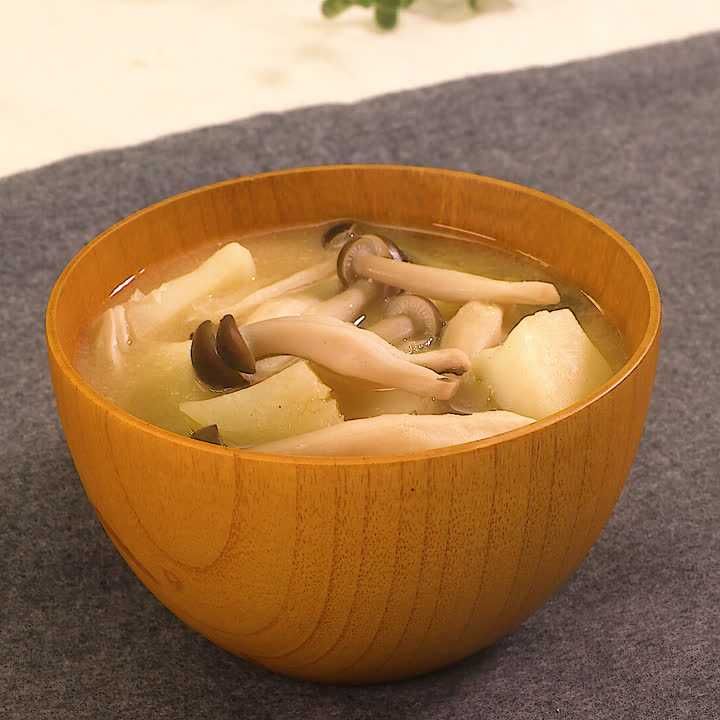 じゃがいもとしめじの味噌汁