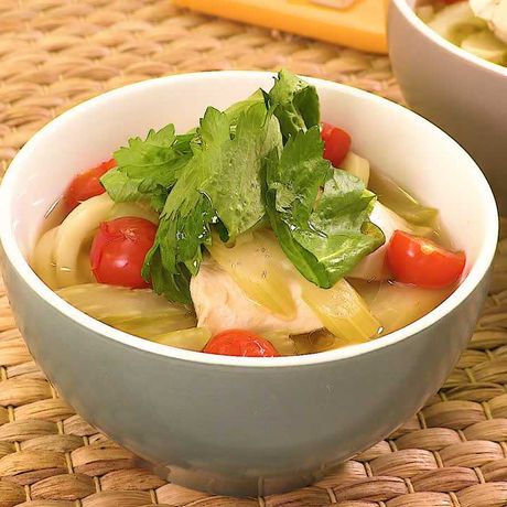 爽やかな味わい セロリとトマトのエスニックうどんのレシピ動画 作り方 Delish Kitchen