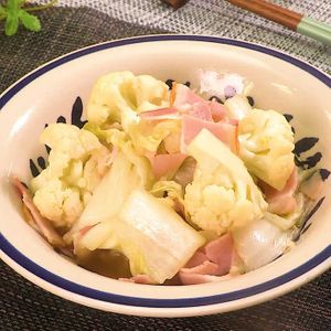 「カリフラワーと白菜のベーコン蒸し」のレシピ動画