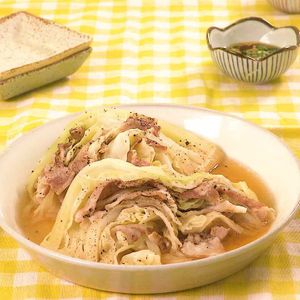「豚肉のキャベツの重ね蒸し」のレシピ動画