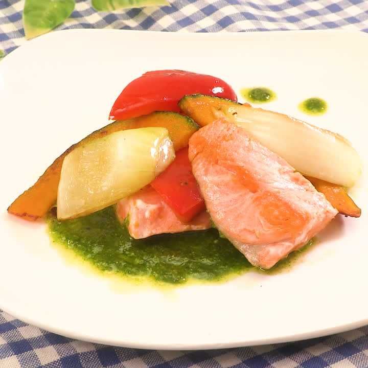 彩り野菜と鮭のグリルバジルソース添え