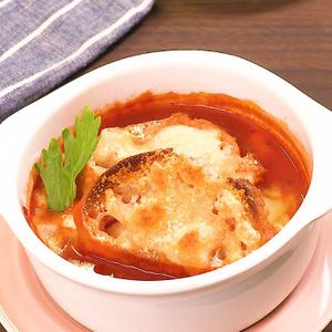 「セロリとトマトのグラタンスープ」のレシピ動画