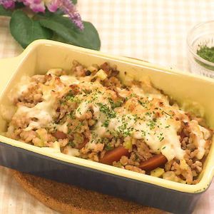 「トマトとひき肉のチーズ焼き」のレシピ動画