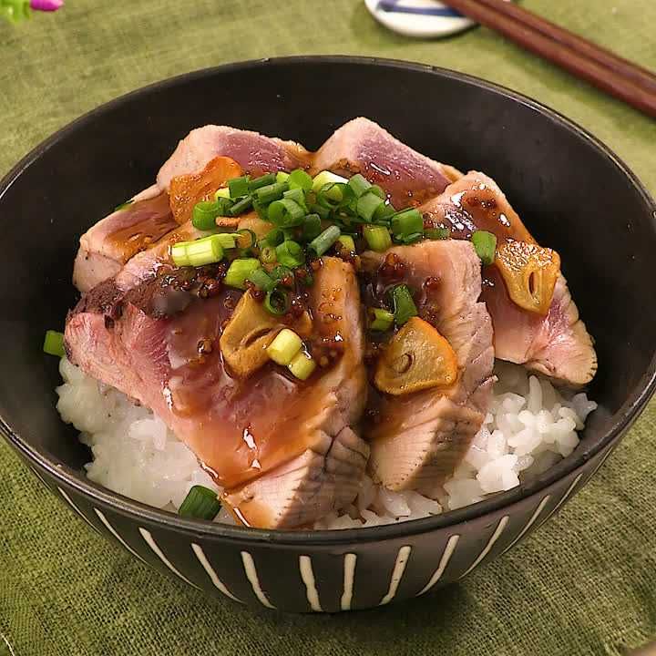 かつおのガーリックバターだれ丼