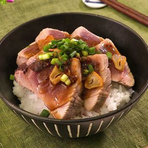 「かつおのガーリックバターだれ丼」のレシピ動画