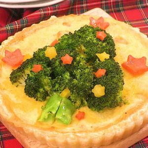 「えびとブロッコリーのクリスマスキッシュ」のレシピ動画