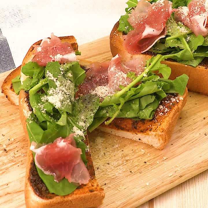 相性抜群 生ハムとルッコラのピザトーストのレシピ動画 作り方 Delish Kitchen