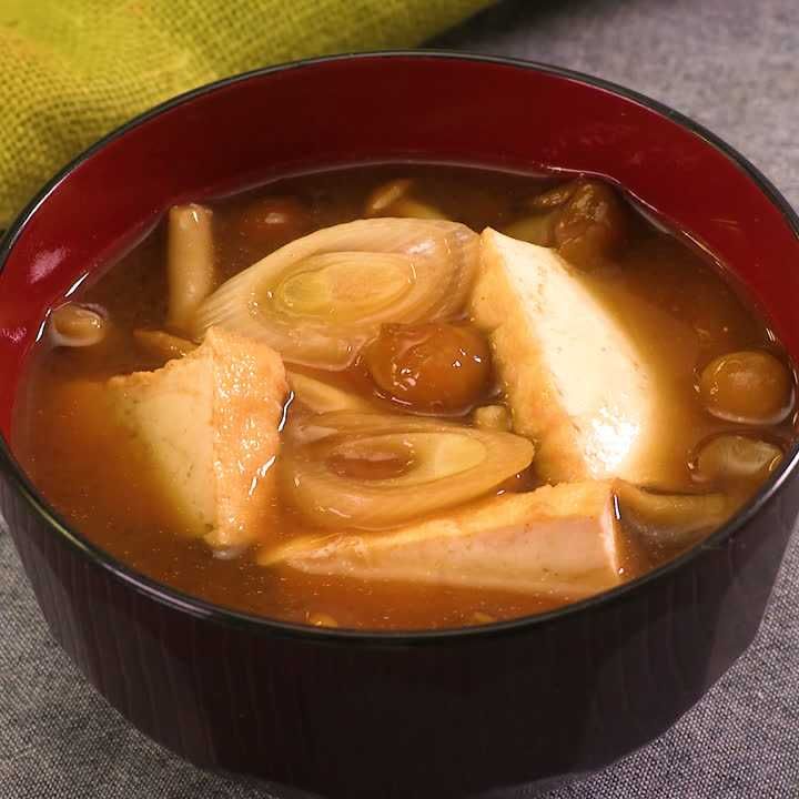 厚揚げとなめこの赤だし