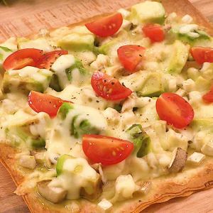 「アボカドとキノコの春巻きピザ」のレシピ動画