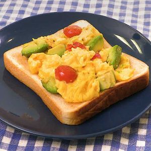 「彩りスクランブルエッグトースト」のレシピ動画