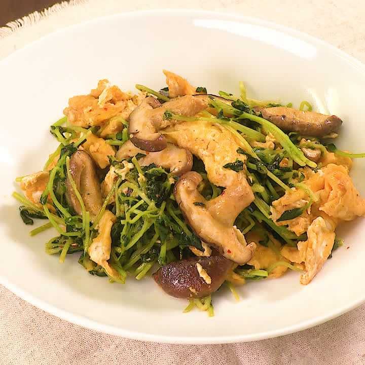 豆苗としいたけのピリ辛マヨ炒め