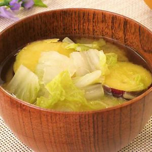 「白菜とさつまいもの味噌汁」のレシピ動画