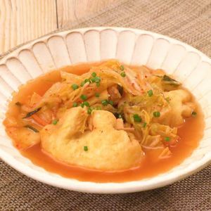 「餅巾着のキムチスープ」のレシピ動画
