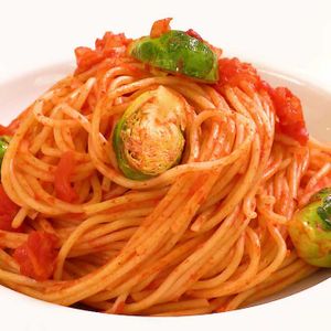 クセになる味 芽キャベツとベーコンのトマトソースパスタのレシピ動画 作り方 Delish Kitchen