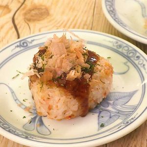「桜エビのお好み焼き風焼きおにぎり」のレシピ動画