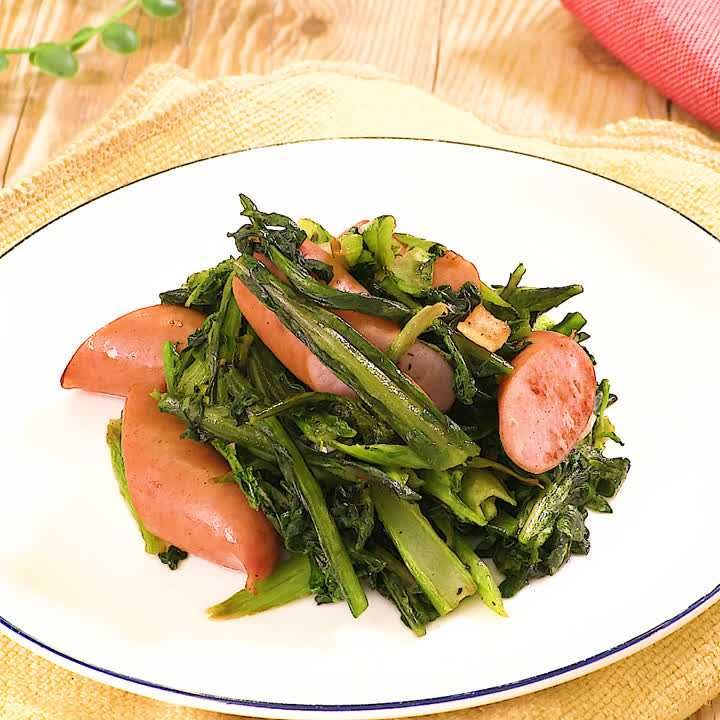 春菊とソーセージのガーリック炒め