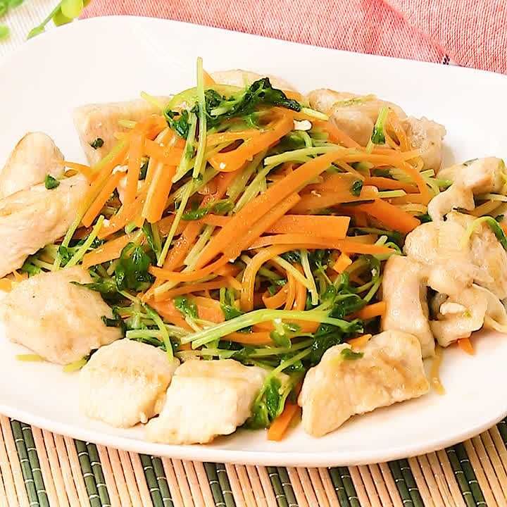 にんにくが効いてる 鶏むね肉と豆苗の塩炒めのレシピ動画 作り方 Delish Kitchen