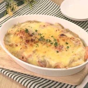 「鮭とじゃがいものグラタン」のレシピ動画