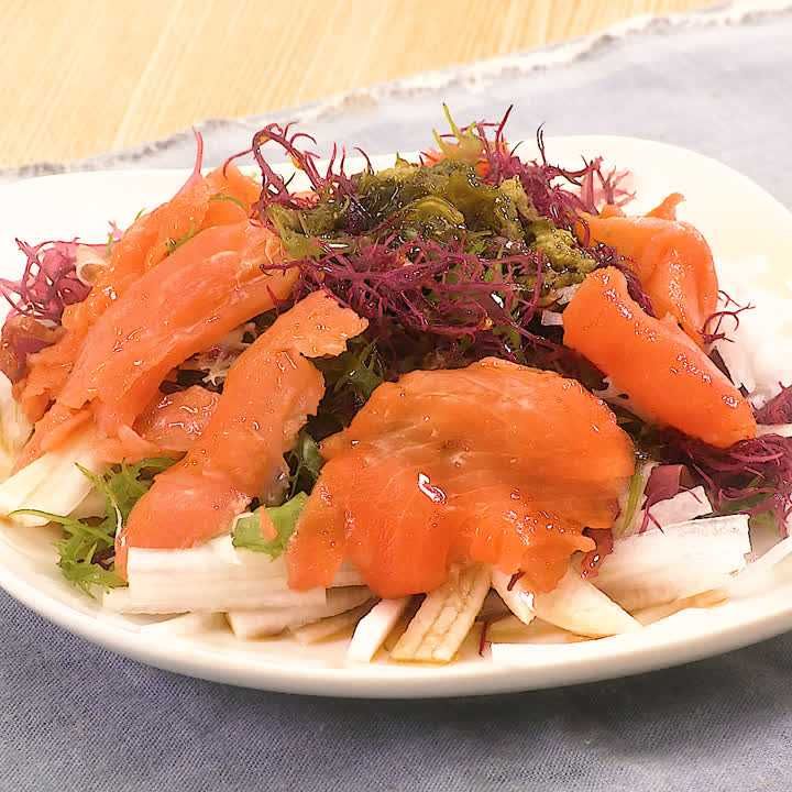 サーモンと海藻のサラダ