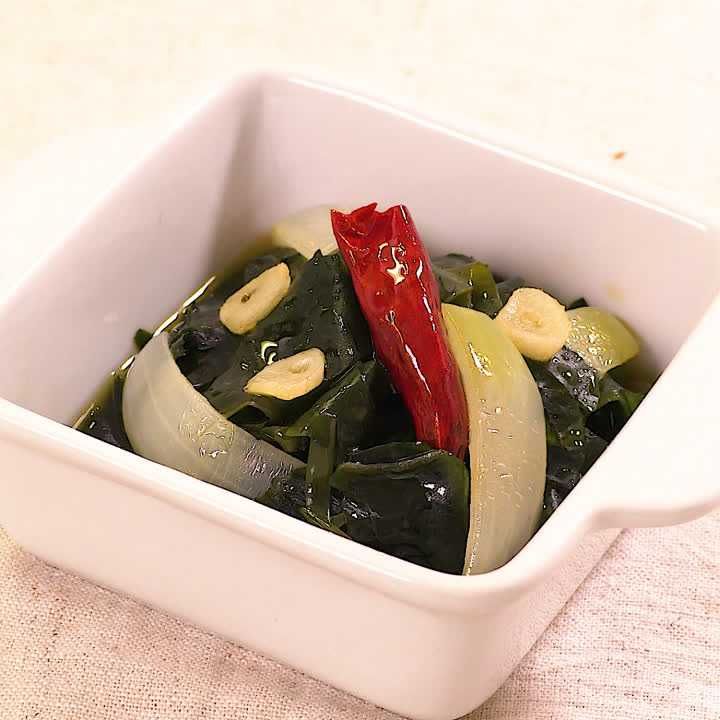 わかめと玉ねぎのアヒージョ