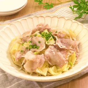 「キャベツと豚肉の塩麹蒸し」のレシピ動画