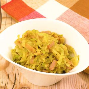 「キャベツとベーコンのカレーコンソメ蒸し」のレシピ動画