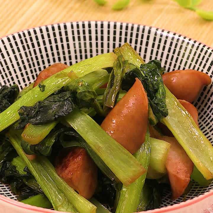 小松菜とソーセージのバターしょうゆ炒め