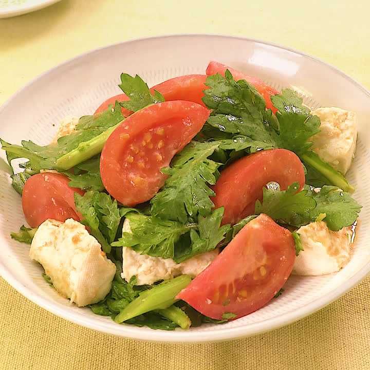 トマトと春菊の味噌ドレッシングサラダ