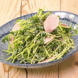 「豆苗と魚肉ソーセージのしそマヨサラダ」のレシピ動画