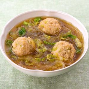 「白菜と鶏団子の春雨スープ」のレシピ動画