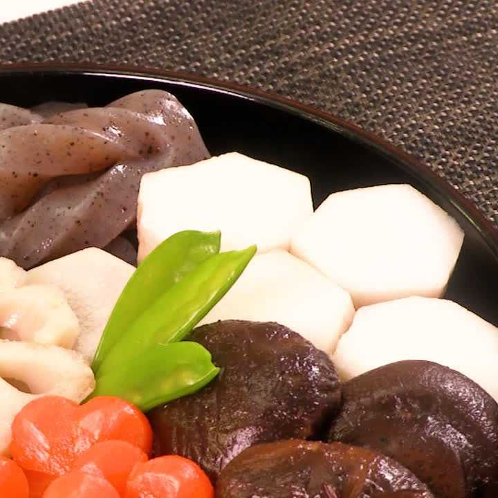 お煮しめ<亀甲里芋の白煮>