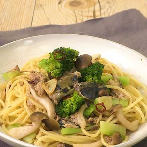 「サバ缶とブロッコリーの和風ペペロンチーノ」のレシピ動画