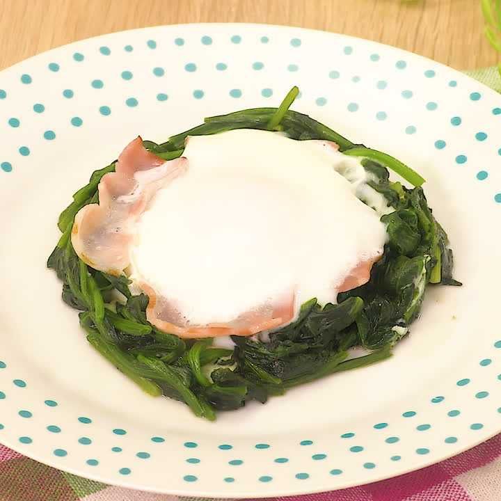 ほうれん草のベーコンエッグ