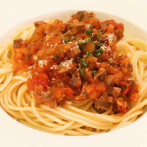 砂肝のトマトソースパスタ