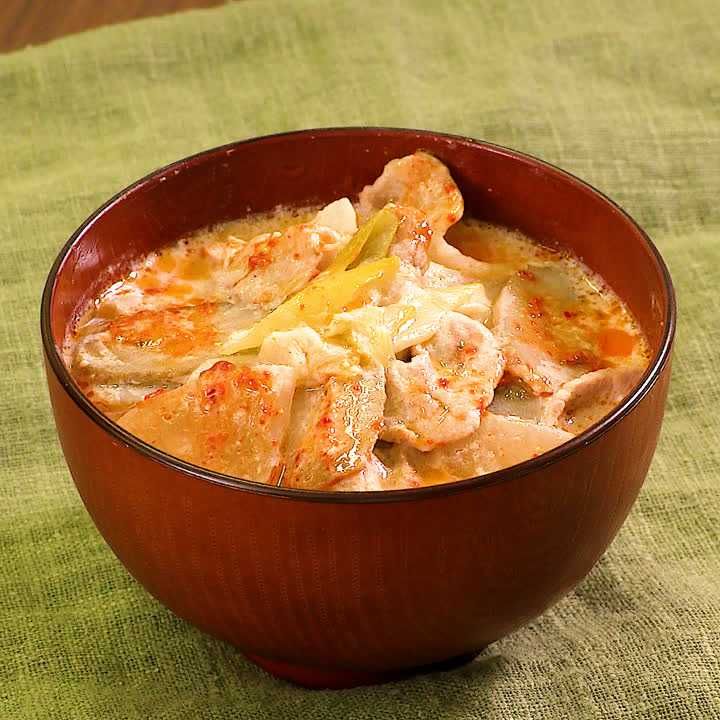 いつもの豚汁をアレンジ！ 豆乳ピリ辛豚汁のレシピ動画・作り方 | デリッシュキッチン