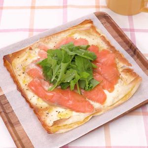 「ルッコラとサーモンの春巻きの皮ピザ」のレシピ動画