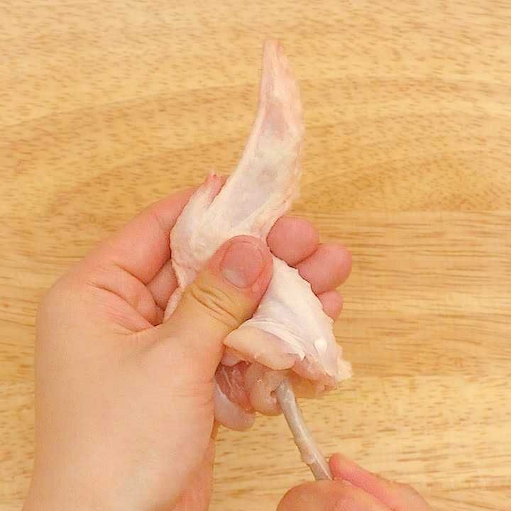 鶏肉を美味しく食べるコツ＜手羽先の骨抜き編＞