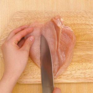 「鶏肉を美味しく食べるコツ＜むね肉観音開き編＞」のレシピ動画