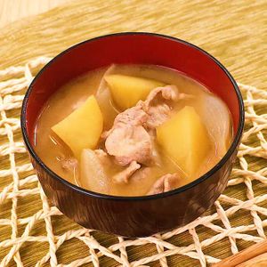 「豚肉とさつまいもの味噌汁」のレシピ動画