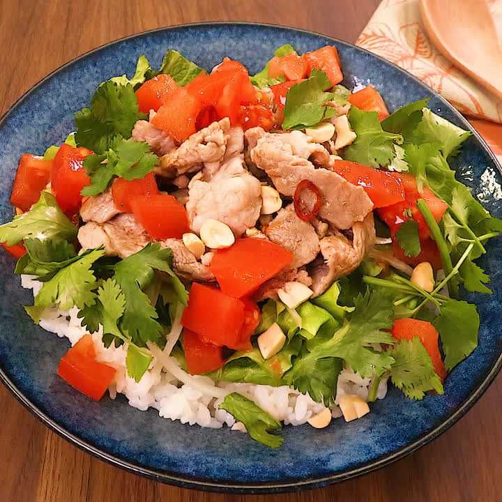 トマトと豚肉のエスニック丼
