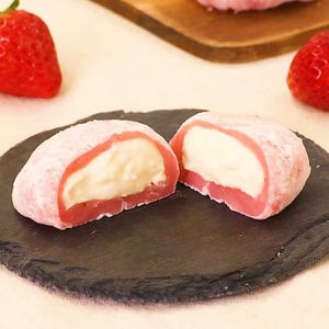 いちごを包みました 生チョコいちご大福のレシピ動画 作り方 Delish Kitchen