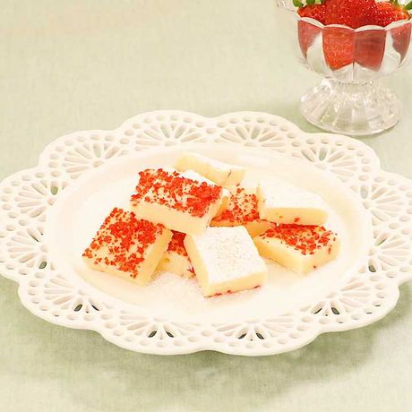 ドライいちごをのせた ホワイト生チョコのレシピ動画 作り方 Delish Kitchen