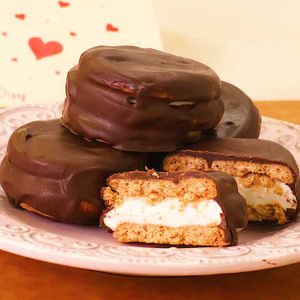 「チョコスモアクッキーサンド」のレシピ動画