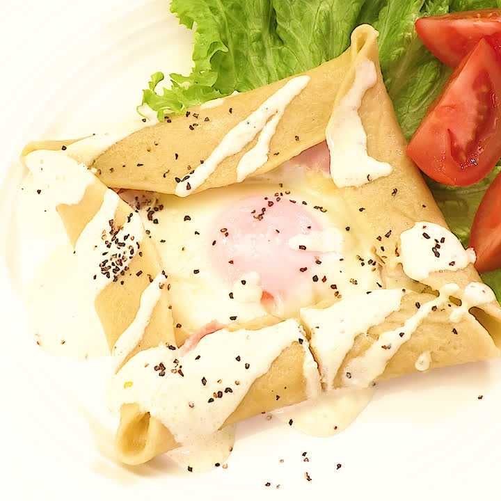 ポテトクレープのヨーグルトソースがけ