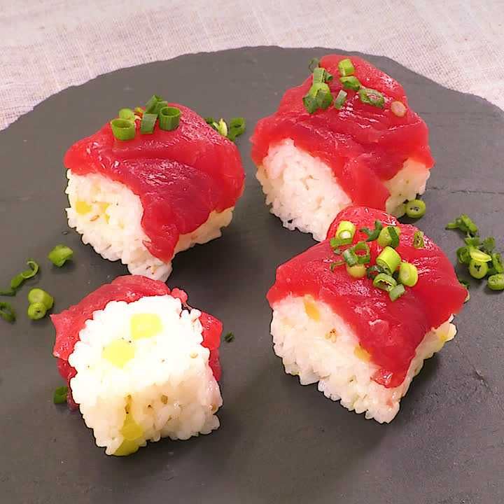 ラップで巻くだけ！ マグロのロール寿司のレシピ動画・作り方 DELISH KITCHEN