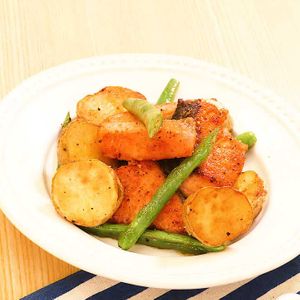 鮭とじゃがいもの塩バター炒め
