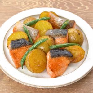 「鮭とじゃがいもの塩バター炒め」のレシピ動画